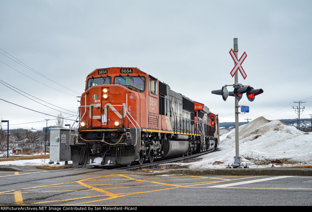 CN 5654 leads 403 at MP124.55